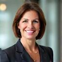 Porträt von Anna Becker, der Geschäftsführerin des Lichtblick Herzstifts, lächelnd und professionell gekleidet.